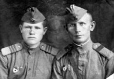 На фото из семейного архива Александр Теняков — справа